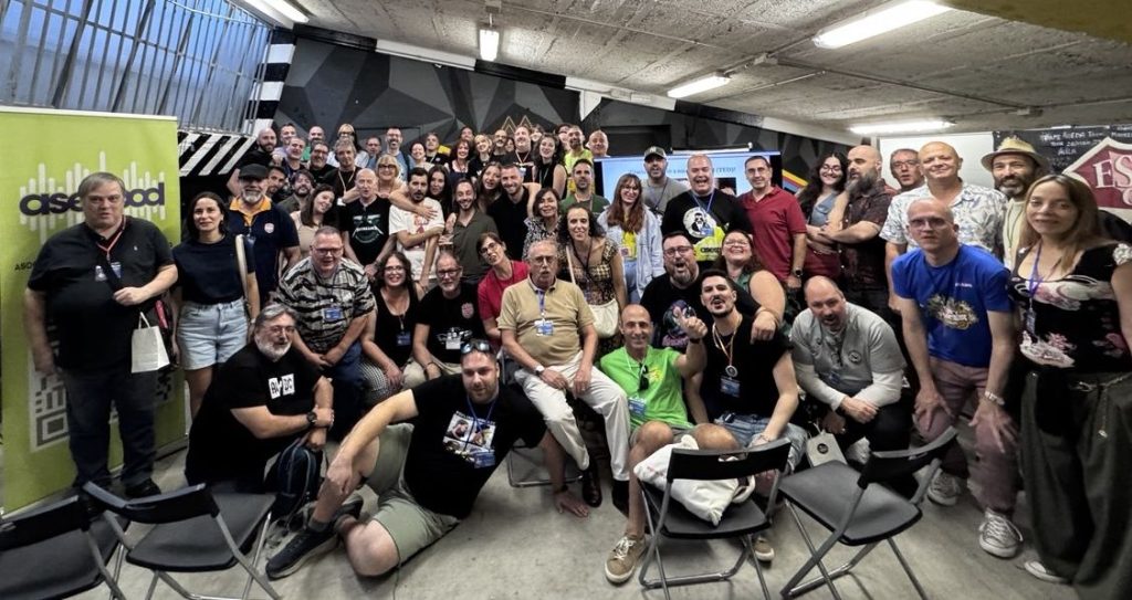 Foto de familia del evento Cañas y Podcast 2026.